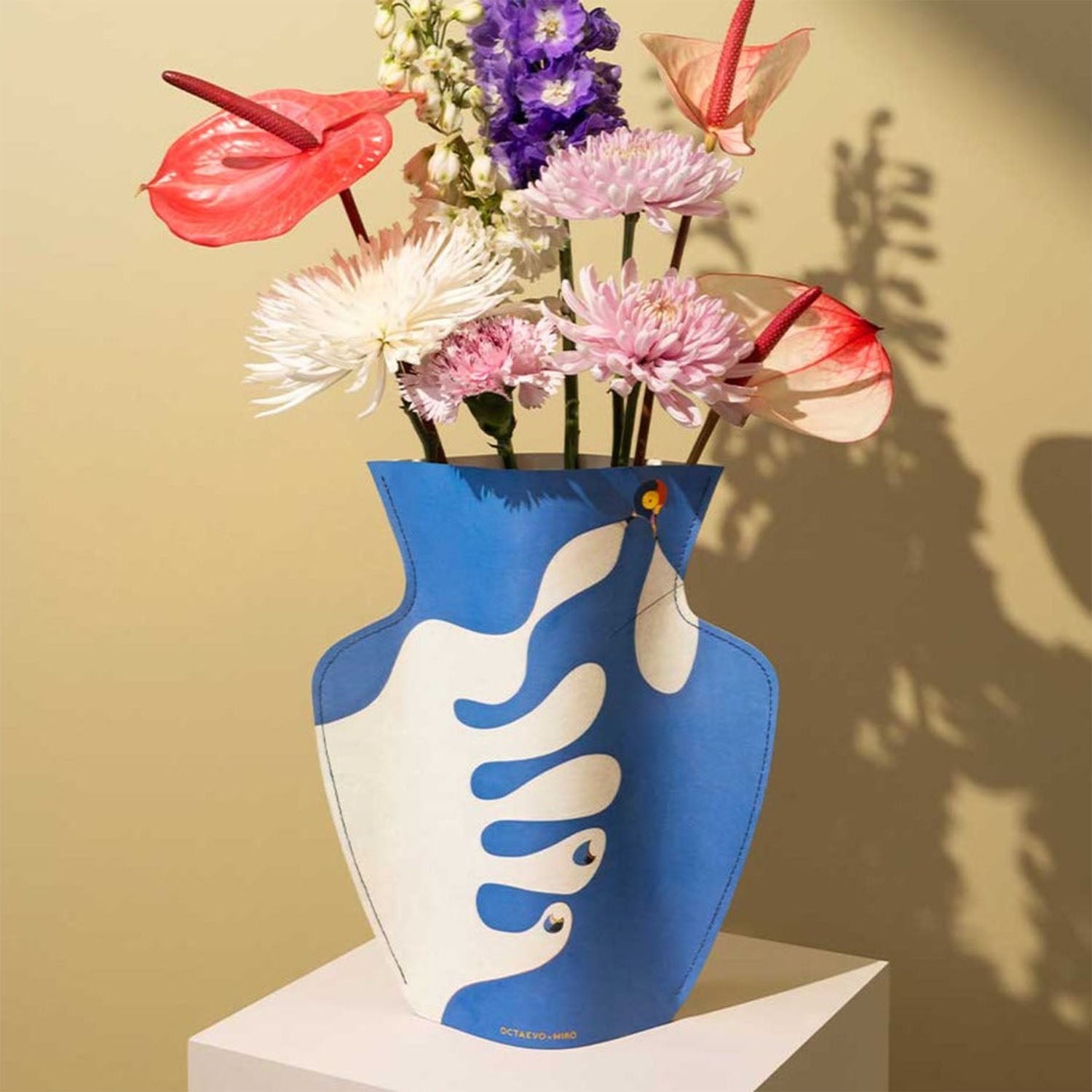 Paper Vase Miró in blue by OCTAEVO