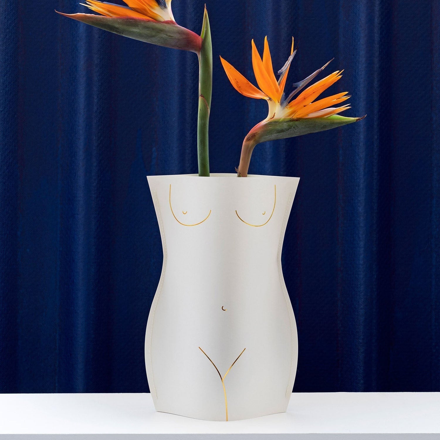 Paper Vase Venus in ivory by OCTAEVO