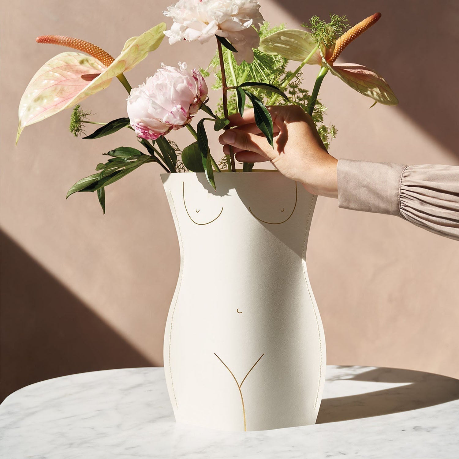 Paper Vase Venus in ivory by OCTAEVO